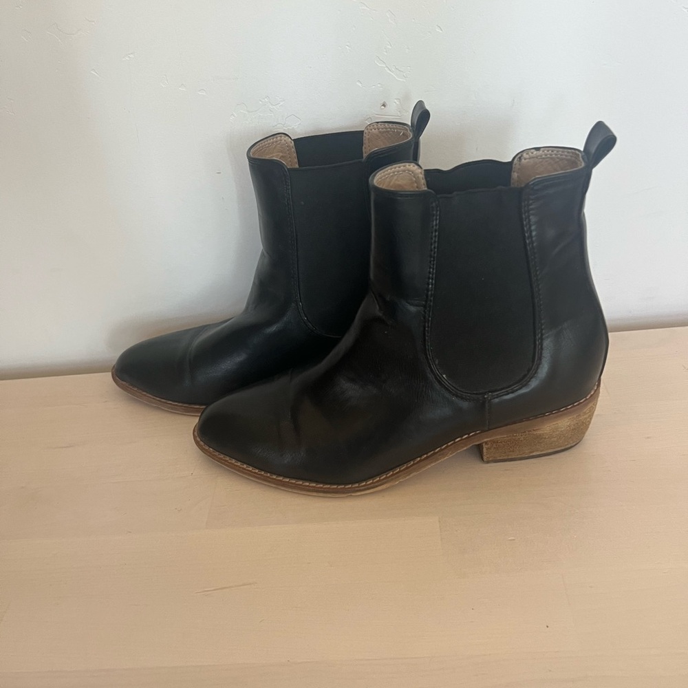 A rider girl Chelsea boot